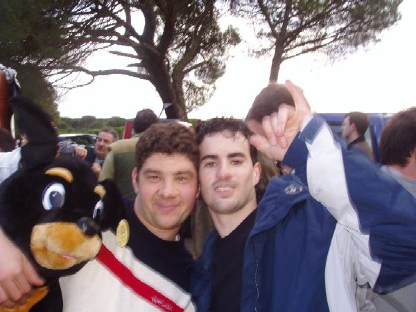 No esta�s borrachos, la foto es as�, un poca borrosa, pero en ella se distingue al Tota y al Panu.