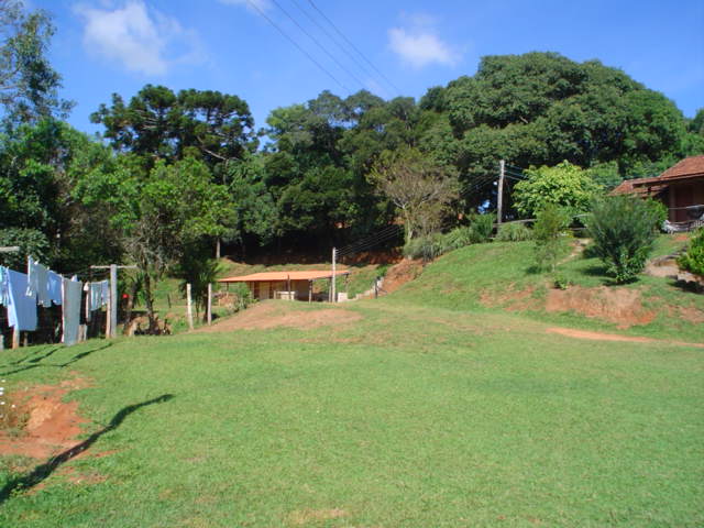 �rea para camping - ao fundo, banheiros e cozinha para os campistas.
