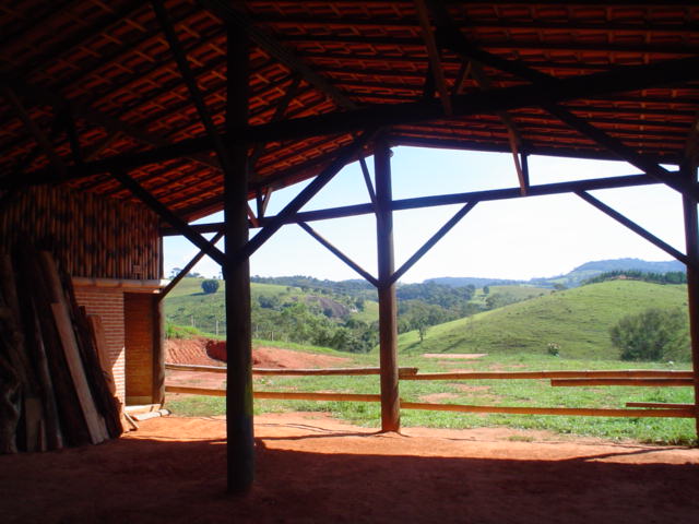�rea coberta para camping ou eventos