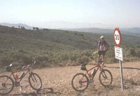 Cruce con "Camino Monedi". Tomamos izquierda.