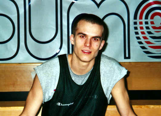 stephane_grada_sentat.bmp (614516 bytes)