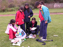 Estudiantes clasificando la basura encontrada alrededor de la Laguna Grande