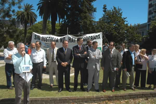 Diario Accion de General Rodriguez, politica, actualidad, noticias e informacion, personalidades e instituciones, policiales, galerias de fotos; historia de General Rodriguez, sus origenes, edificios, estancias, habitos y costumbres, anecdotas, comercios e industrias, los fundadores, antiguas instituciones, fotos e imagenes; suplementos especiales: la crisis politica, economica y social de la Argentina, los acontecimientos de Diciembre de 2001, articulos y entrevistas; Emigracion: toda la informacion destinada a aquellos que desean emigrar, radicarse o estudiar en el exterior, visas, pasaportes, consejos, guias, informacion util, links; Trueque: novedades e informacion, links, estructura del trueque; el casamiento de Maxima Zorreguieta y el principe Guillermo Alejandro de Holanda; Guerra de Afganistan: galeria de imagenes e informacion sobre la primera guerra del siglo XXI; la guerra de Irak, Bagdad, Georges W. Bush, Saddam Husseim, el atentado a las torres Gemelas de Nueva York, las twin towers, el 11-s, y descripcion del hecho que conmovio al mundo; los ultimos dias de Pompeya, Herculano; un argentino en el Titanic, galerias de fotos; Nefertiti, reina de Egipto; Luz Sosa de Godoy Cruz; el Graf Zeppelin, el Hindenburg y dirigibles; las islas Malvinas y la corte de Luis XV, Madame Du Barry, Pompadour, Luis XVI, Maria Antonieta, la Revolucion Francesa; Empleo: consultoras, clasificados, agencias de empleo, consejos e informacion util, curriculum vitae, como confeccionarlos, noticias de actualidad; Los numeros de la crisis: Las consecuencias de la crisis politica, economica y social; estadisticas, pobreza, desnutricion, salud y asistencia; noticias regionales y provinciales, columnas y editoriales; informacion para negocios: pymes, links, empresas y negocios; Agenda Cultural con toda la informacion de cursos, universidades, talleres, escuelas y oportunidades, exposiciones de arte de la region; buscadores en Internet, Enlaces: links a los mejores sitios de educacion, cultura, arte, biografias, politica, interes general, web, Links del Diario Accion: RMS Titanic, su historia, su tragico viaje inaugural; historias, testimonios, documentos y articulos sobre el naufragio; links y sitios sobre el tema; la pelicula de Cameron, fotos e imagenes; suplementos especiales, Historia Argentina y de General Rodriguez, la llegada de la democracia en General Rodriguez, la asuncion de Juan Lumbreras como intendente en 1983, galeria de imagenes, sus palabras y los actos, su gabinete, festejos de la comunidad. Fundacion del pueblo de General Rodriguez, sus instituciones y personalidades relevantes, arquitectura y edificios, comercios e industrias, sus comienzos, estancias, inmigraciones italianas, espa&ntilde;olas, vascas e irlandesas, anecdotas y efemerides, sus hombres ilustres, el Hospital Vicente Lopez y Planes, su fundacion por las Damas de Beneficencia, el hundimiento del crucero General Belgrano, testimonios de ex combatientes y tripulantes, su comandante Hector Elias Bonzo, fotos e imagenes, recuerdos y homenajes, historia de la familia Bonzo de General Rodriguez, entrevistas y articulos periodisticos. La guerra de Malvinas en el Atlantico Sur, el conflicto belico con Gran Breta&ntilde;a de 1982, politicos relevantes, Benjamin Paez y Trueba, fotos antiguas de familias fundadoras, galerias de imagenes de pobladores, recorrida virtual por el antiguo General Rodriguez, el paso de la Infanta en 1910, historia de La Serenisima, la familia Mastellone, La Choza, Bernardo de Irigoyen, peronismo y radicalismo y muchisimo mas