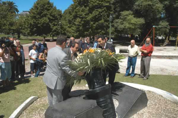 Diario Accion de General Rodriguez, politica, actualidad, noticias e informacion, personalidades e instituciones, policiales, galerias de fotos; historia de General Rodriguez, sus origenes, edificios, estancias, habitos y costumbres, anecdotas, comercios e industrias, los fundadores, antiguas instituciones, fotos e imagenes; suplementos especiales: la crisis politica, economica y social de la Argentina, los acontecimientos de Diciembre de 2001, articulos y entrevistas; Emigracion: toda la informacion destinada a aquellos que desean emigrar, radicarse o estudiar en el exterior, visas, pasaportes, consejos, guias, informacion util, links; Trueque: novedades e informacion, links, estructura del trueque; el casamiento de Maxima Zorreguieta y el principe Guillermo Alejandro de Holanda; Guerra de Afganistan: galeria de imagenes e informacion sobre la primera guerra del siglo XXI; la guerra de Irak, Bagdad, Georges W. Bush, Saddam Husseim, el atentado a las torres Gemelas de Nueva York, las twin towers, el 11-s, y descripcion del hecho que conmovio al mundo; los ultimos dias de Pompeya, Herculano; un argentino en el Titanic, galerias de fotos; Nefertiti, reina de Egipto; Luz Sosa de Godoy Cruz; el Graf Zeppelin, el Hindenburg y dirigibles; las islas Malvinas y la corte de Luis XV, Madame Du Barry, Pompadour, Luis XVI, Maria Antonieta, la Revolucion Francesa; Empleo: consultoras, clasificados, agencias de empleo, consejos e informacion util, curriculum vitae, como confeccionarlos, noticias de actualidad; Los numeros de la crisis: Las consecuencias de la crisis politica, economica y social; estadisticas, pobreza, desnutricion, salud y asistencia; noticias regionales y provinciales, columnas y editoriales; informacion para negocios: pymes, links, empresas y negocios; Agenda Cultural con toda la informacion de cursos, universidades, talleres, escuelas y oportunidades, exposiciones de arte de la region; buscadores en Internet, Enlaces: links a los mejores sitios de educacion, cultura, arte, biografias, politica, interes general, web, Links del Diario Accion: RMS Titanic, su historia, su tragico viaje inaugural; historias, testimonios, documentos y articulos sobre el naufragio; links y sitios sobre el tema; la pelicula de Cameron, fotos e imagenes; suplementos especiales, Historia Argentina y de General Rodriguez, la llegada de la democracia en General Rodriguez, la asuncion de Juan Lumbreras como intendente en 1983, galeria de imagenes, sus palabras y los actos, su gabinete, festejos de la comunidad. Fundacion del pueblo de General Rodriguez, sus instituciones y personalidades relevantes, arquitectura y edificios, comercios e industrias, sus comienzos, estancias, inmigraciones italianas, espa&ntilde;olas, vascas e irlandesas, anecdotas y efemerides, sus hombres ilustres, el Hospital Vicente Lopez y Planes, su fundacion por las Damas de Beneficencia, el hundimiento del crucero General Belgrano, testimonios de ex combatientes y tripulantes, su comandante Hector Elias Bonzo, fotos e imagenes, recuerdos y homenajes, historia de la familia Bonzo de General Rodriguez, entrevistas y articulos periodisticos. La guerra de Malvinas en el Atlantico Sur, el conflicto belico con Gran Breta&ntilde;a de 1982, politicos relevantes, Benjamin Paez y Trueba, fotos antiguas de familias fundadoras, galerias de imagenes de pobladores, recorrida virtual por el antiguo General Rodriguez, el paso de la Infanta en 1910, historia de La Serenisima, la familia Mastellone, La Choza, Bernardo de Irigoyen, peronismo y radicalismo y muchisimo mas