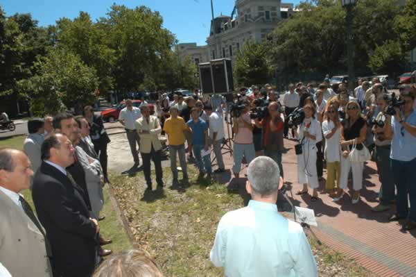 Diario Accion de General Rodriguez, politica, actualidad, noticias e informacion, personalidades e instituciones, policiales, galerias de fotos; historia de General Rodriguez, sus origenes, edificios, estancias, habitos y costumbres, anecdotas, comercios e industrias, los fundadores, antiguas instituciones, fotos e imagenes; suplementos especiales: la crisis politica, economica y social de la Argentina, los acontecimientos de Diciembre de 2001, articulos y entrevistas; Emigracion: toda la informacion destinada a aquellos que desean emigrar, radicarse o estudiar en el exterior, visas, pasaportes, consejos, guias, informacion util, links; Trueque: novedades e informacion, links, estructura del trueque; el casamiento de Maxima Zorreguieta y el principe Guillermo Alejandro de Holanda; Guerra de Afganistan: galeria de imagenes e informacion sobre la primera guerra del siglo XXI; la guerra de Irak, Bagdad, Georges W. Bush, Saddam Husseim, el atentado a las torres Gemelas de Nueva York, las twin towers, el 11-s, y descripcion del hecho que conmovio al mundo; los ultimos dias de Pompeya, Herculano; un argentino en el Titanic, galerias de fotos; Nefertiti, reina de Egipto; Luz Sosa de Godoy Cruz; el Graf Zeppelin, el Hindenburg y dirigibles; las islas Malvinas y la corte de Luis XV, Madame Du Barry, Pompadour, Luis XVI, Maria Antonieta, la Revolucion Francesa; Empleo: consultoras, clasificados, agencias de empleo, consejos e informacion util, curriculum vitae, como confeccionarlos, noticias de actualidad; Los numeros de la crisis: Las consecuencias de la crisis politica, economica y social; estadisticas, pobreza, desnutricion, salud y asistencia; noticias regionales y provinciales, columnas y editoriales; informacion para negocios: pymes, links, empresas y negocios; Agenda Cultural con toda la informacion de cursos, universidades, talleres, escuelas y oportunidades, exposiciones de arte de la region; buscadores en Internet, Enlaces: links a los mejores sitios de educacion, cultura, arte, biografias, politica, interes general, web, Links del Diario Accion: RMS Titanic, su historia, su tragico viaje inaugural; historias, testimonios, documentos y articulos sobre el naufragio; links y sitios sobre el tema; la pelicula de Cameron, fotos e imagenes; suplementos especiales, Historia Argentina y de General Rodriguez, la llegada de la democracia en General Rodriguez, la asuncion de Juan Lumbreras como intendente en 1983, galeria de imagenes, sus palabras y los actos, su gabinete, festejos de la comunidad. Fundacion del pueblo de General Rodriguez, sus instituciones y personalidades relevantes, arquitectura y edificios, comercios e industrias, sus comienzos, estancias, inmigraciones italianas, espa&ntilde;olas, vascas e irlandesas, anecdotas y efemerides, sus hombres ilustres, el Hospital Vicente Lopez y Planes, su fundacion por las Damas de Beneficencia, el hundimiento del crucero General Belgrano, testimonios de ex combatientes y tripulantes, su comandante Hector Elias Bonzo, fotos e imagenes, recuerdos y homenajes, historia de la familia Bonzo de General Rodriguez, entrevistas y articulos periodisticos. La guerra de Malvinas en el Atlantico Sur, el conflicto belico con Gran Breta&ntilde;a de 1982, politicos relevantes, Benjamin Paez y Trueba, fotos antiguas de familias fundadoras, galerias de imagenes de pobladores, recorrida virtual por el antiguo General Rodriguez, el paso de la Infanta en 1910, historia de La Serenisima, la familia Mastellone, La Choza, Bernardo de Irigoyen, peronismo y radicalismo y muchisimo mas