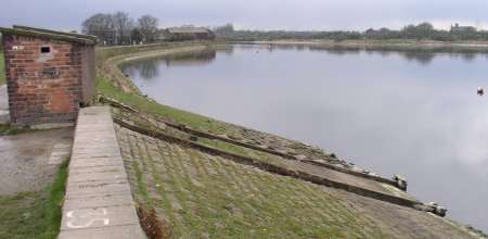 Sluice gate beams