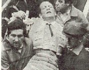 El maestro es llevado por los monosabios a la enfermer�a.