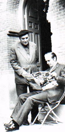 Paco Parejo y el maestro leyendo "El ruedo", junto a la capilla de Las Ventas.