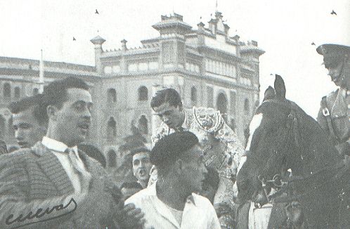 Anto�ete saliendo a hombros por la Puerta Grande de Las Ventas.