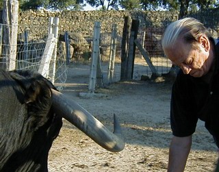 El maestro dando de comer a Romerito.