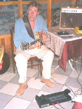 paulgitaar.JPG (209081 bytes)