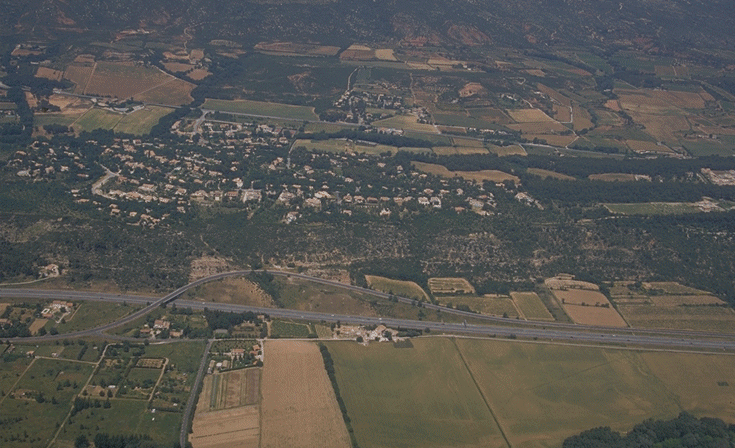 Colline des Chapeliers Cairanne vue a�rienne , auteur : Ph.Kerourio , reproduction interdite.gif (254774 octets)