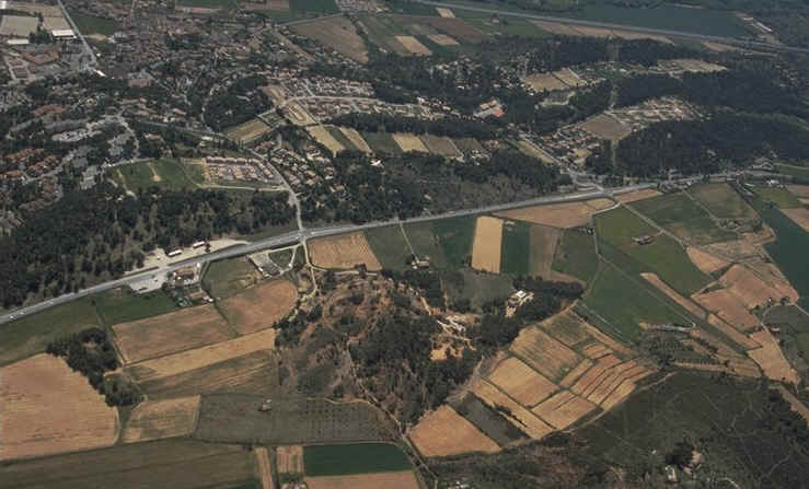 Gisement Frigara vue aerienne du site , commune de Rousset-sur-Arc ( Bouches-du-Rhne , France ) , auteur : Ph.Kerourio , reproduction interdite1.jpg (95989 octets)