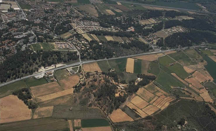 Gisement Frigara vue aerienne du site , commune de Rousset-sur-Arc ( Bouches-du-Rh�ne , France ) , auteur : Ph.Kerourio , reproduction interdite1.jpg (95989 octets)