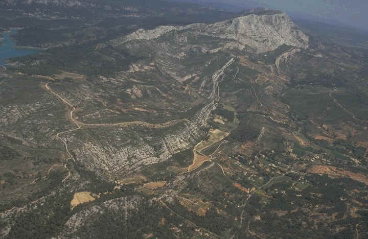 Gisement de Roques hautes / Les grands Creux , commune de Beaurecueil et la Montagne sainte-Victoire , vue a�rienne , avril 2000 , auteur : Ph.Kerourio , reproduction interdite .jpg (89235 octets)
