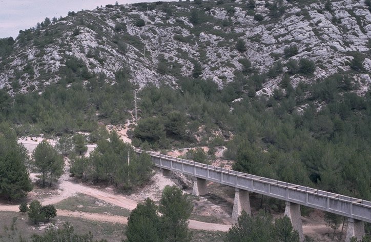 Gisement de l'aqueduc de Doudon, commune du Tholonet, Bouches-du-Rh�ne , auteur : Ph.Kerourio, reproduction interdite.jpg (104908 octets)