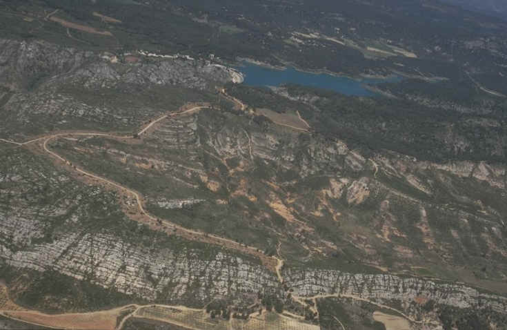 Gisement des Grands Creux  Vue a�rienne oblique commune de Beaurecueil , Bouches-du-Rh�ne , auteur : Ph.Kerourio , reproduction interdite.jpg (92964 octets)