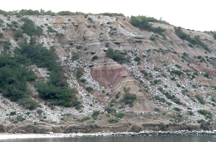 Gisement �tang de Berre retouch�.jpg (104453 octets)