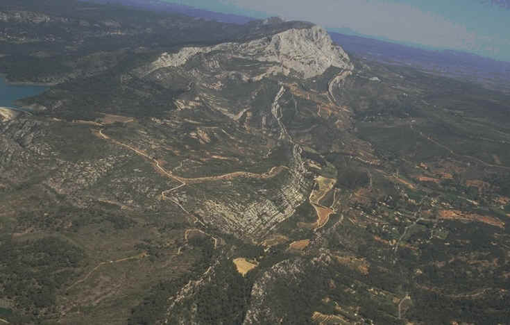 Gisement de Doudon , Montagne Sainte-Victoire , vue a�rienne , auteur : Ph.Kerourio , reproduction interdite ..jpg (81997 octets)