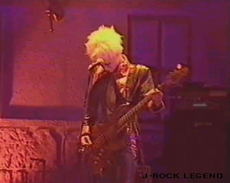 Yu~ki-sama plays the bass that everyone's dancing to...