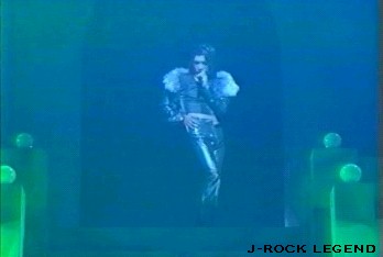 Gackt-sama appears from the top of the walkway