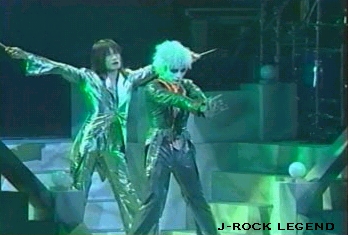 Yu~ki-sama & Kami-sama get to the center walkway and... do... whatever they're doing here... Yu~ki looks like he's saying "back!" ^.^;;