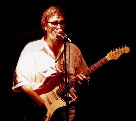 Photo taking of Muscian Donnie Iris with the light of the spotlight.