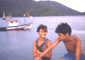 IlhaGrande2boysNboatFcropWeb.jpg (22962 bytes)