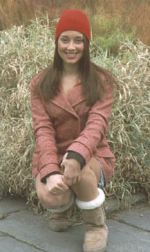 JillianKneelFrontOfBigGrassTuft72.jpg (26045 bytes)