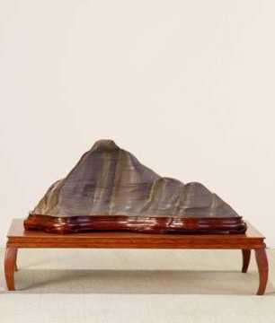 Piedra C�smica (Suiseki) Medidas: 50 cm de base x 23 cm de altura