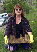 La gran maestra italiana,Luciana Queirolo, mostrando una Suiseki de gran tama�o