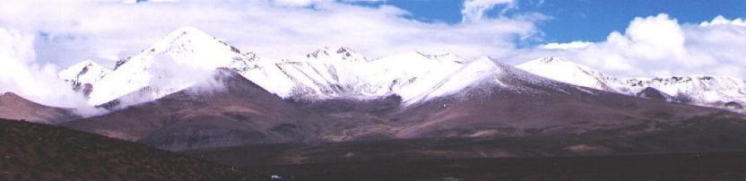 una vista de los nevados de Quimsachata (nevados de Putre)