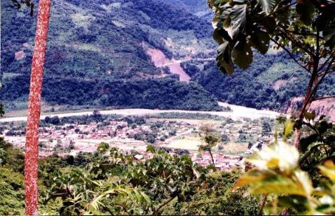 una vista de Caranavi, desde una colina cercana