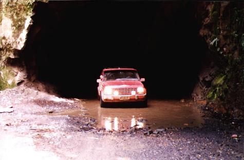t�nel r�stico en el camino Caranavi - Coroico
