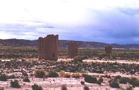 construcciones funerarias denominadas "chullpas", a los costados de la ruta internacional Arica - La Paz