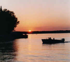 boat sunset.jpg (19860 bytes)