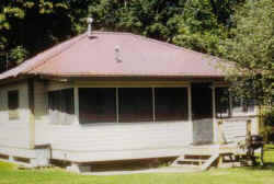 cabin1.jpg (21910 bytes)