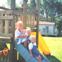 playgroundkids.jpg (44629 bytes)