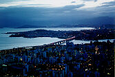 Vista noturna de "Floripa" e do continente (foto de Paulo Tavares)