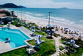 A piscina do hotel e a praia (foto de Paulo Tavares)