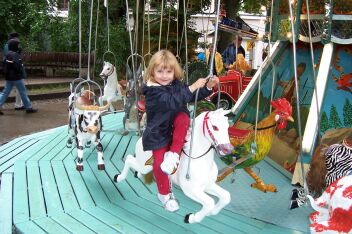 Mia auf dem Karusell