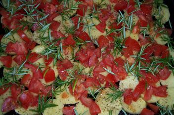 Abends gibt es Kartoffeln und Tomaten und eine Lammkeule zuhause