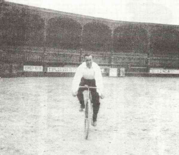 Joselito montando bicicleta en la antigua Plaza Firme de Toros de Acho