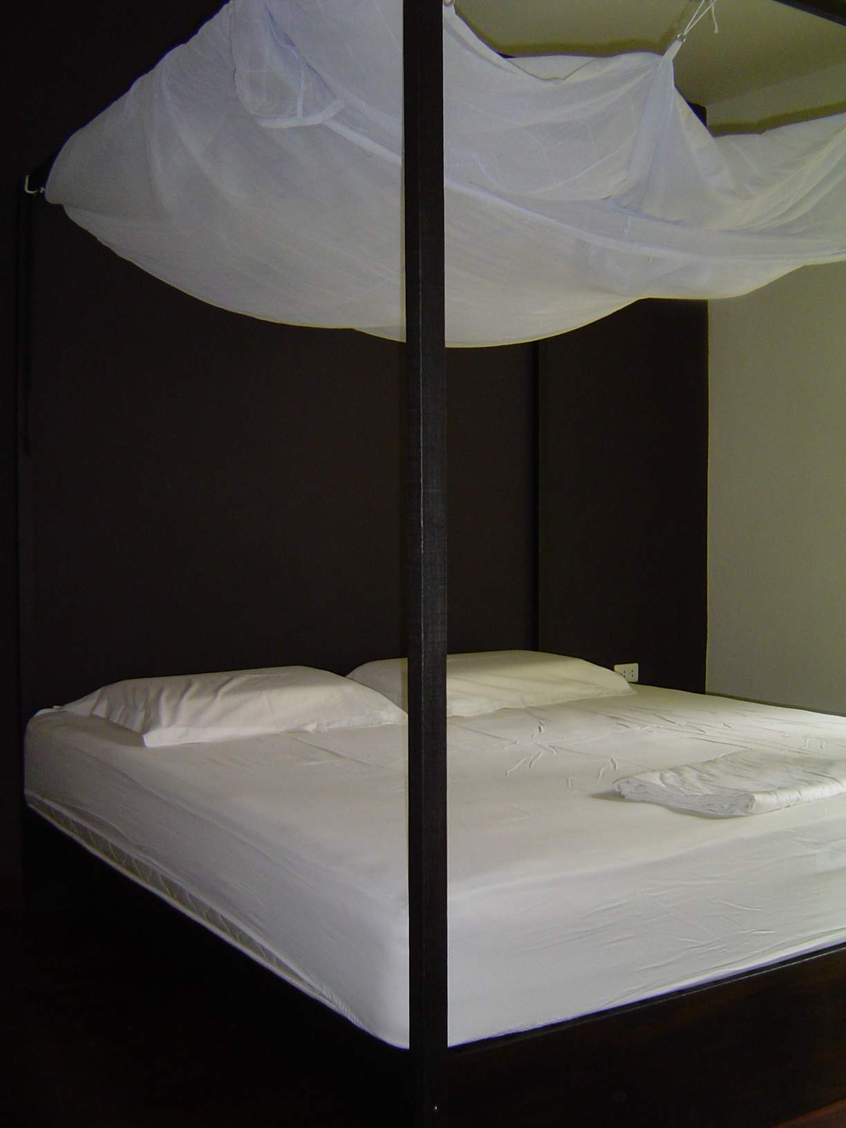 the kingsize bed in the masterbedroom with musquito net