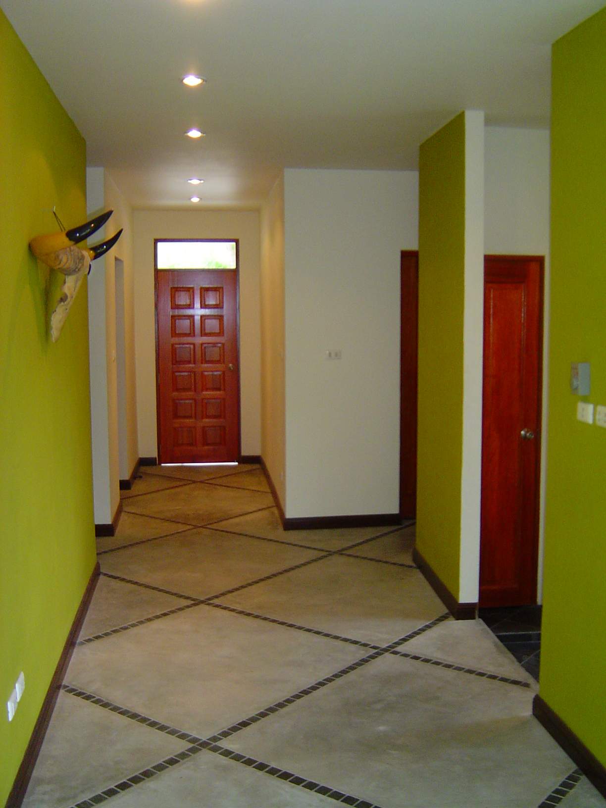 The hall, with beautifull concrete floor. 