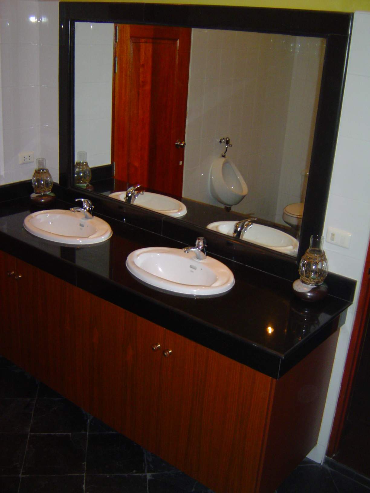 2 sinks in the masterbathroom, completed with a toilet and a seperate urinal