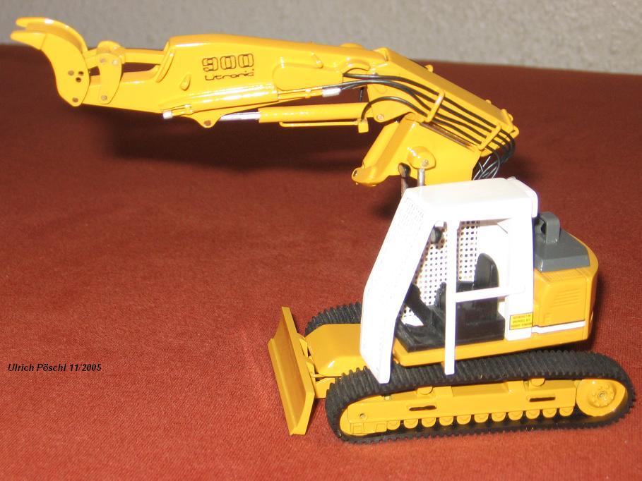 R 900