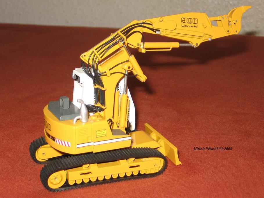 R 900