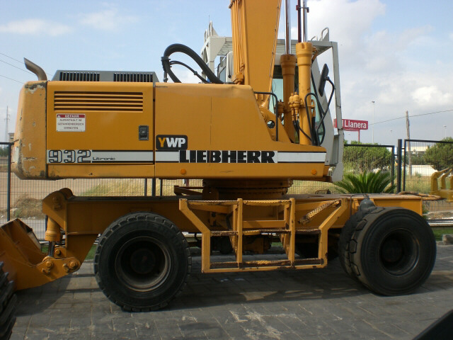 A932