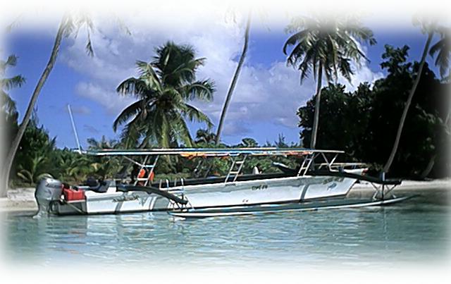 Pirogue � moteur tr�s confortable - Very confortable motored canoe